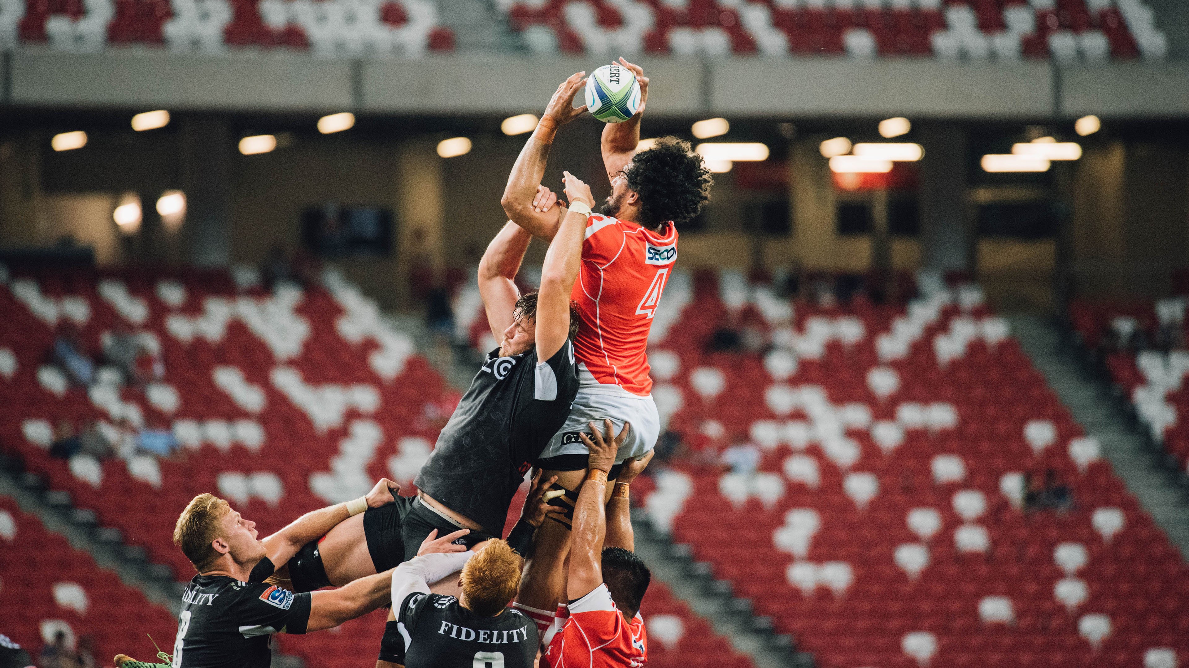 F1街道赛之夜,当阿劳霍在末节接管比赛,我们看见了什么?